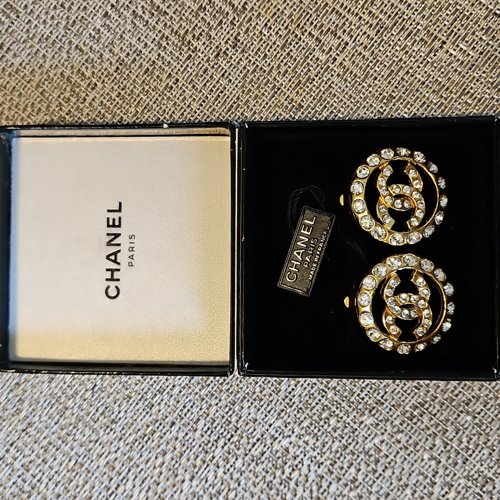 🥰KEEPING🥰 CHANEL Vintage Gold Crystal CC Logo Clip Earrings 1970s - Picture 9 of 11
